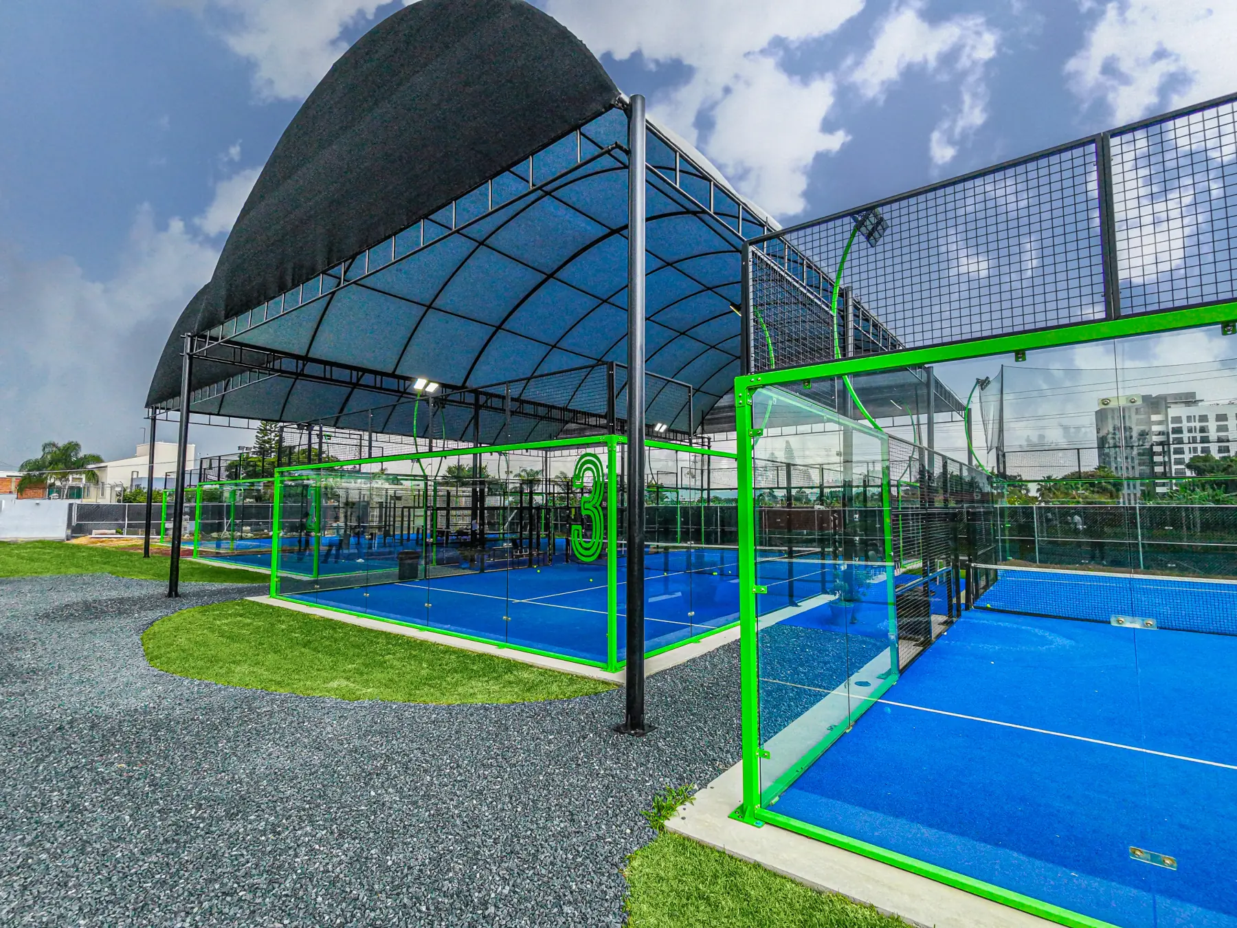 Cancha 3 de Imperial Padel Academy con estructura verde y cubierta