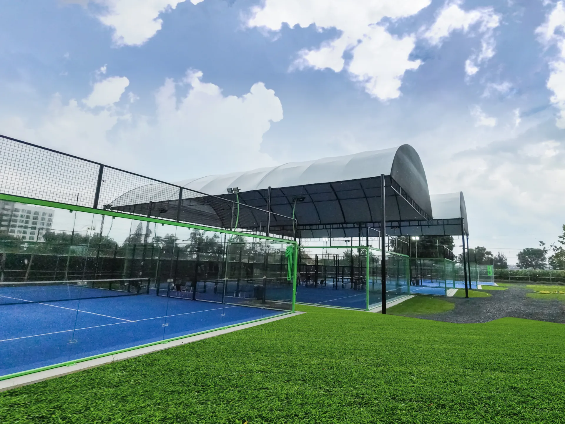 Canchas de Imperial Padel Academy vistas desde el césped perimetral