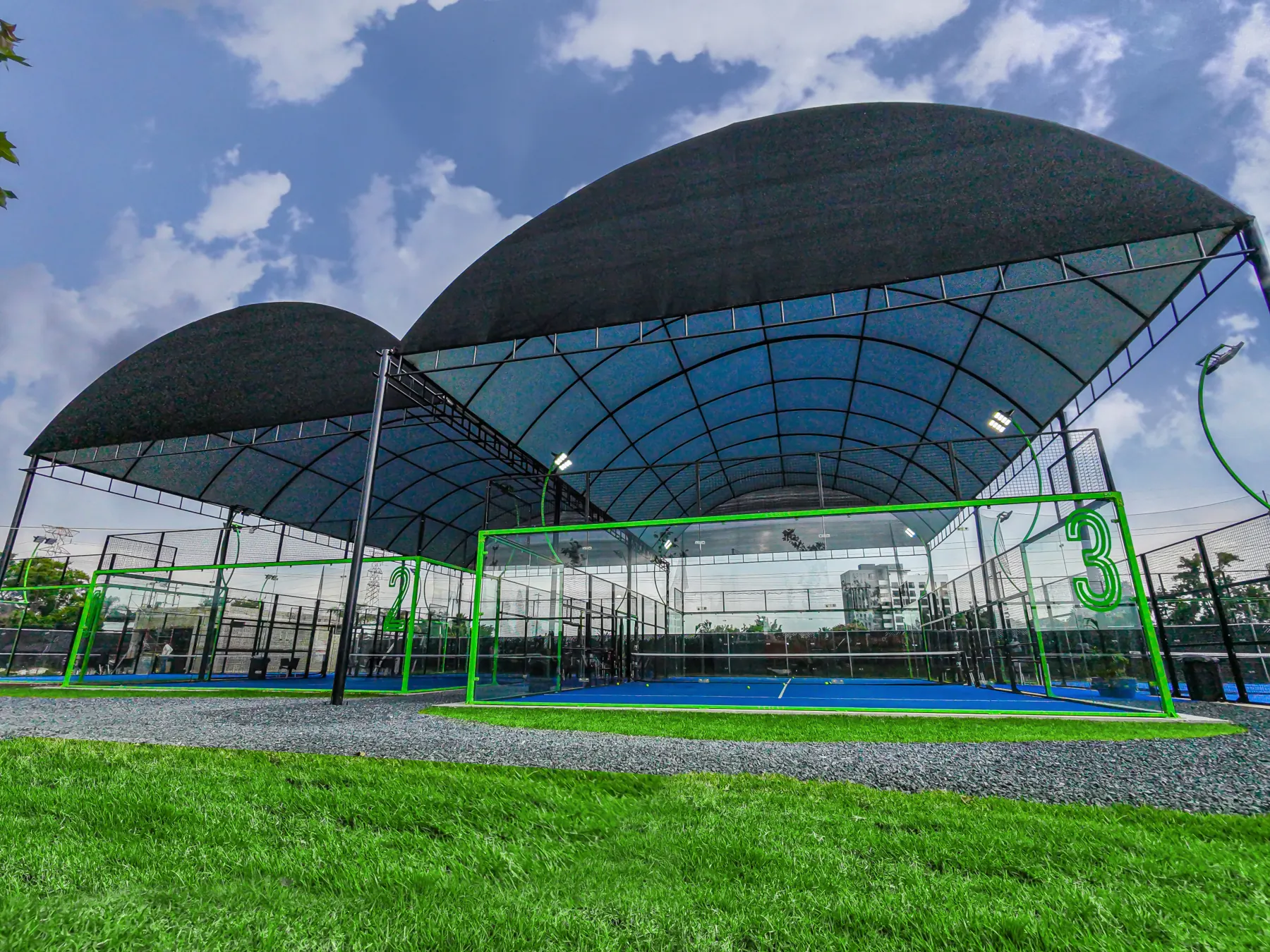 Canchas cubiertas de Imperial Padel Academy bajo los domos, vistas desde el césped
